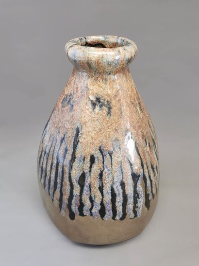 null 
Ensemble comprenant trois vases : 

- Un en céramique SOGI, Tampon Atelier...