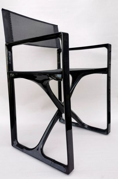 null Paire de fauteuils réalisateur contemporains, pliant en plastique noir et résille...
