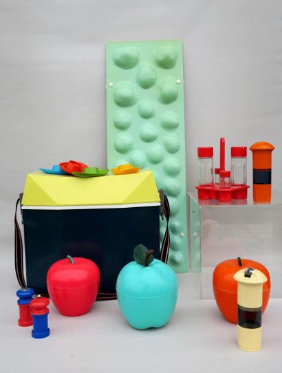 null Lot of colored plastic objects, circa 1970, some GUZZINI

Two-colored travel...