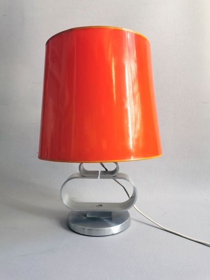 null Travail des années 1970

Lampe formant 8 en inox, abat-jour orange en vinyle,...