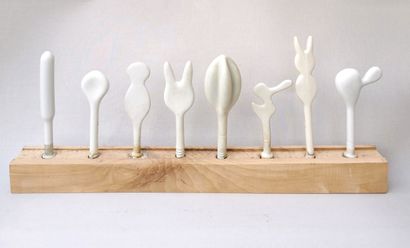 null Eight white porcelain balloon molds

H. 18 to 28 cm

Presented on a wooden base,...