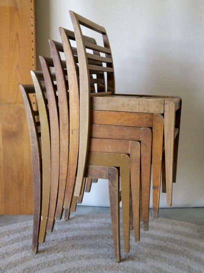 null René GABRIEL (1899 - 1950)

Six chaises en bois empilables, vers 1950

Dossier...