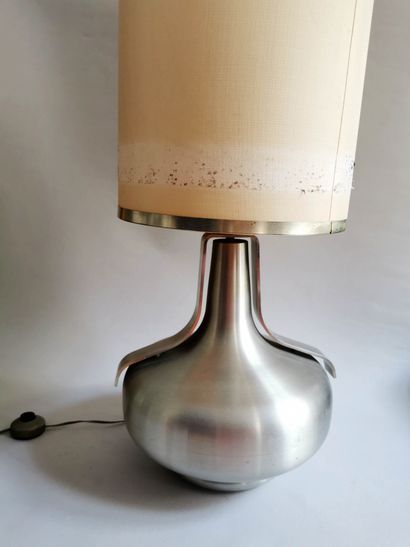 null Travail français, vers 1960 

Lampe en métal inox brossé, abat jour d'origine...
