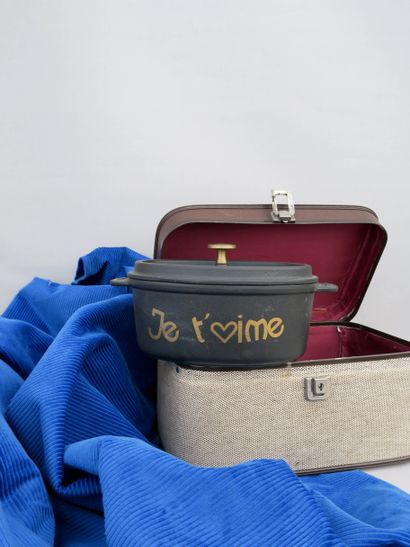 null STAUB

Black cast iron oval casserole, with 'Je t'aime' silk-screen print, size...