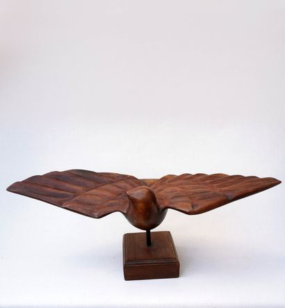 null Deux sculptures en bois, l'une représentant un oiseau monogrammé 'AA' et l'autre...