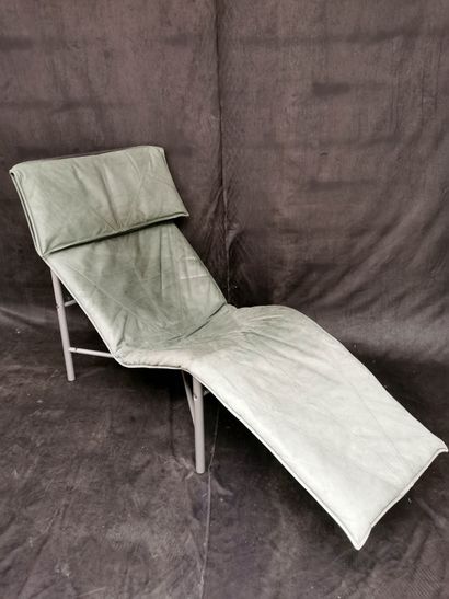 null Tord Bjorklund ( 1939 - 2018) pour IKEA

Chaise longue en cuir patine bronze...