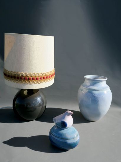 null Une lampe boule de table en céramique noir avec abat jour en toile beige, made...
