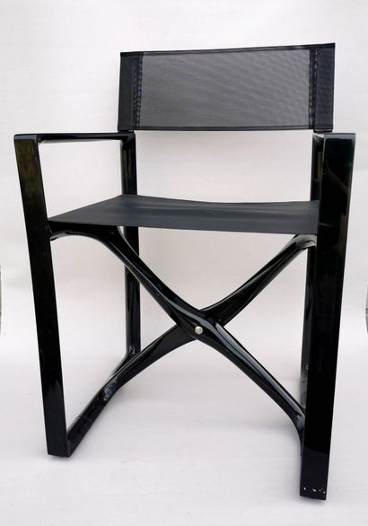 null Paire de fauteuils réalisateur contemporains, pliant en plastique noir et résille...