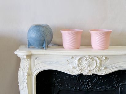 null Three planters

A pair of pink plastic tulip size, H. 12 cm

A tripod ball in...