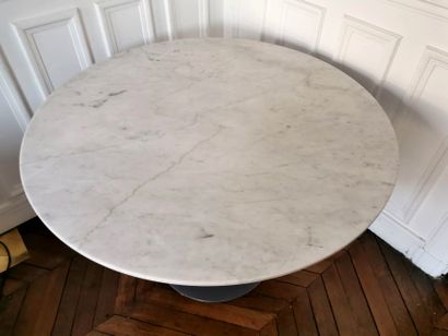 null ROCHE BOBOIS, circa 1975

Round table with marble top resting on a brushed metal...