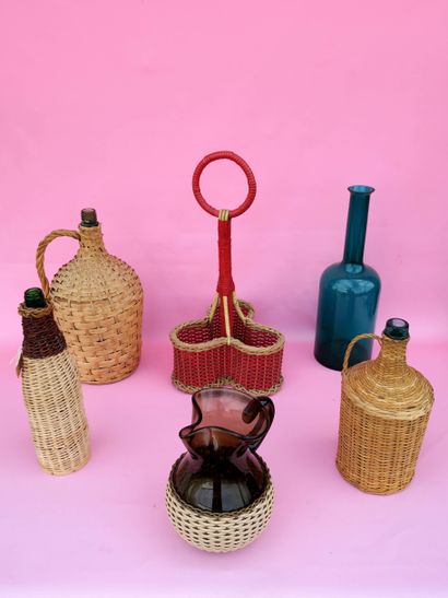 null Set including : 

Three glass bottles covered in wicker, H. 30, 35, 40 cm

A...
