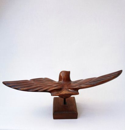 null Deux sculptures en bois, l'une représentant un oiseau monogrammé 'AA' et l'autre...