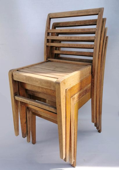 null René GABRIEL (1899 - 1950)

Six chaises en bois empilables, vers 1950

Dossier...