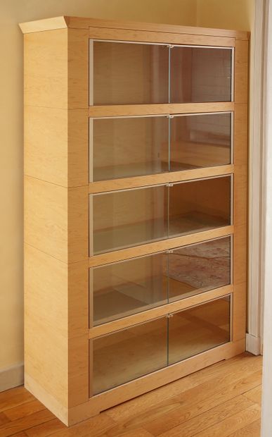 null GIORGETTI
Maple veneer bookcase with five glass shelves
190 x 114 x 42 cm
LOT...