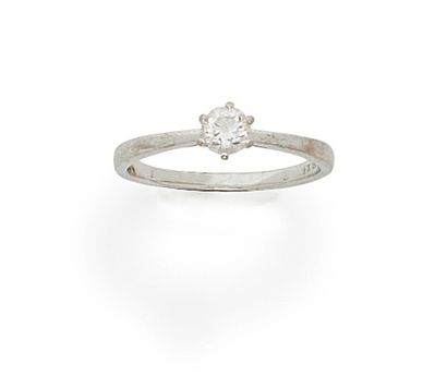 null Bague solitaire en or blanc 18 K 750/000 ornée d'un diamant de taille brillant...