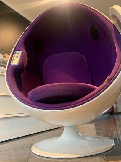 null Egg chair on foot, white outer shell, covered with a purple fabric, inscription...