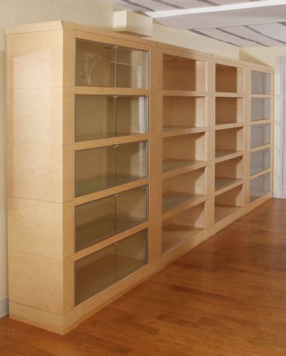 null GIORGETTI
Maple veneer bookcase with four compartments of five shelves, some...