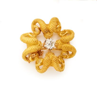Brooch in 18K yellow gold 750/000 set with...