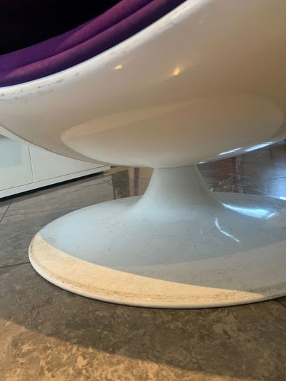 null Egg chair on foot, white outer shell, covered with a purple fabric, inscription...