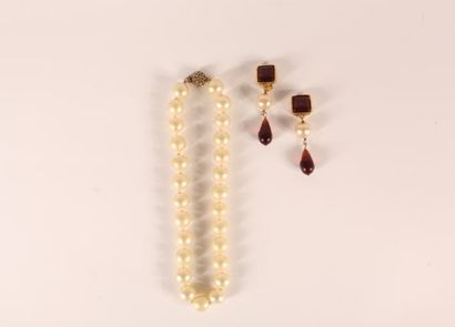 null CHANEL 
Pair of gold-plated metal ear clips decorated with fancy pearls and...