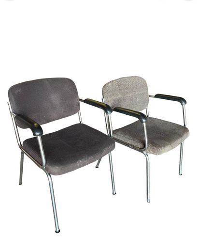 null Lot comprenant : 
- Deux fauteuils recouverts de tissus gris, accotoirs recouverts...