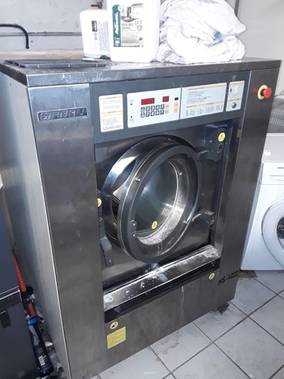 null Machine à laver à vapeur GIRBAU 

Modèle : HS 4022 

Année 2003
