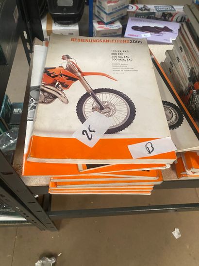  19 manuels d'utilisation KTM cross 
 
Frais d'expédition pour le lot : 20€