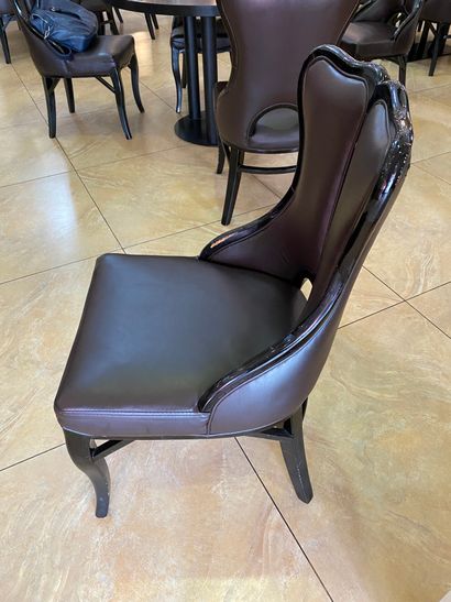 null 62 chaises en bois peint noir et skai

93 x 50 x 51 cm

Hauteur de l'assise...
