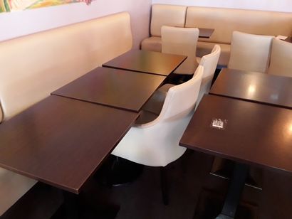 null * Ensemble du mobilier du restaurant comprenant :

- 16 tables 2 couverts en...