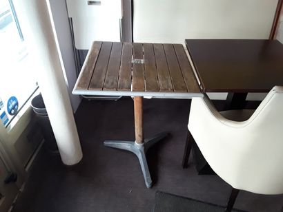 null * Ensemble du mobilier du restaurant comprenant :

- 16 tables 2 couverts en...