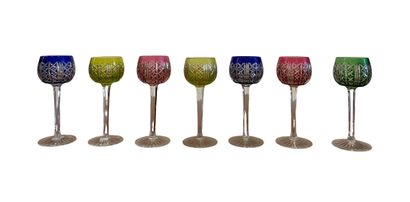 Sept verres à vin en cristal taillé et coloré...
