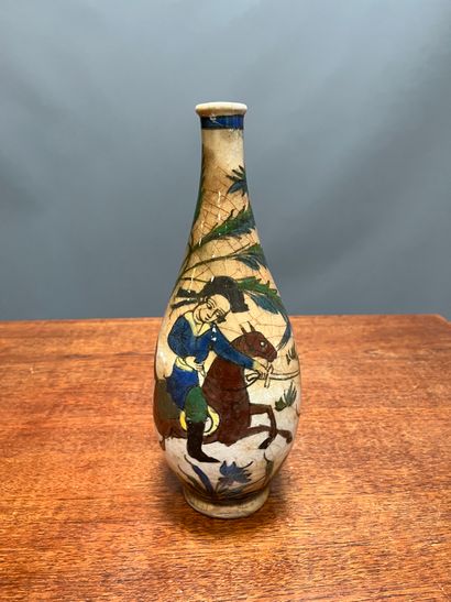 IRAN 

Vase bouteille à décor de personnages,...
