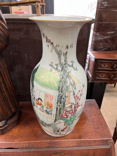 null CHINE 

Vase balustre en porcelaine polychrome à décor de scènes de palais 

H....