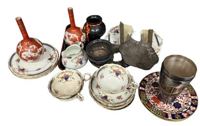 null Lot comprenant : porcelaine dont assiettes, tasses et soucoupes à décor floral...