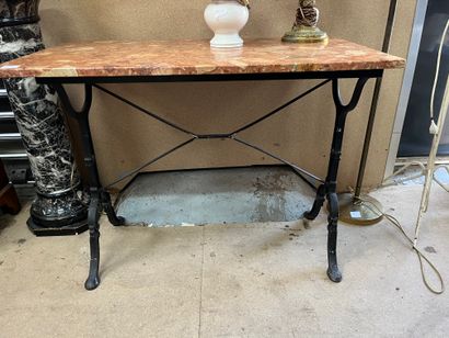 null Table bistro, dessus de marbre piètement en fonte 

72 x 100 x 60 cm

Usures,...