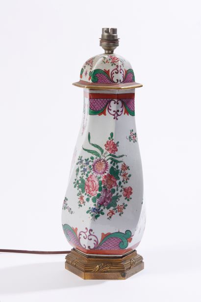 null Potiche couverte en porcelaine à décor polychrome style Famille Rose 

H. 34...