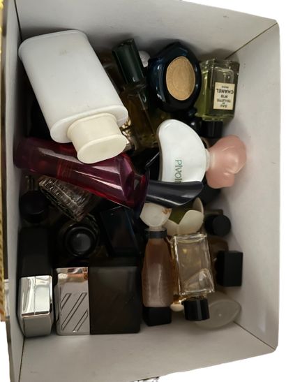 Lot de parfums miniatures



EN L'ETAT -...