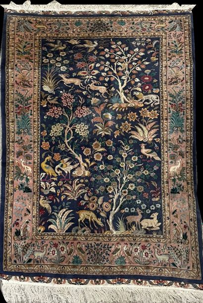 null ISPAHAN 

Paire de tapis en laine, chaînes, trame et franges en soie décor de...