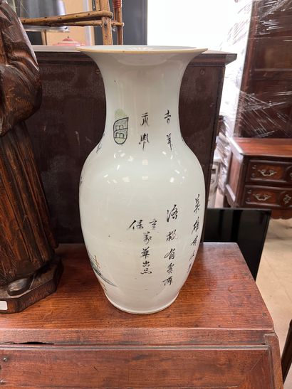 null CHINE 

Vase balustre en porcelaine polychrome à décor de scènes de palais 

H....