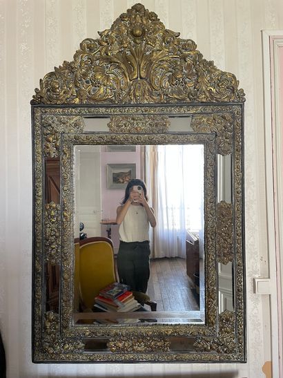 null Grand miroir à fronton en laiton repoussé style Louis XIV 

H. 166 cm - Larg....