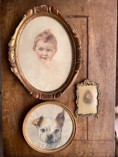 null Lot comprenant trois pièces encadrées : portraits de bébé et tête de chien

H....