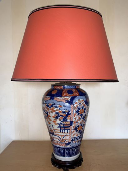 null JAPON - XXe siècle

Deux lampes en porcelaine à décor Imari, l’une avec une...