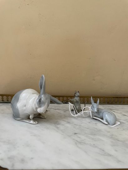null Lot comprenant : chat bronze de Vienne, lapin et biche en porcelaine