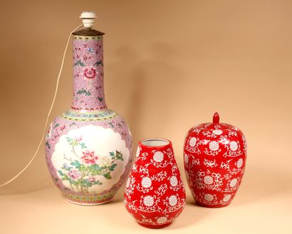 null * CHINE

Ensemble de trois vases en porcelaine comprenant :

- Un vase ovoïde...