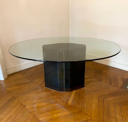 null TRAVAIL DES ANNEES 80

Table ovale à plateau de verre et piétement octogonal...
