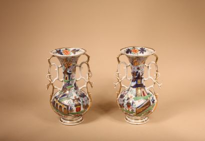 null BAYEUX

Paire de vases en porcelaine à décor polychrome et or figurant des personnages...