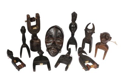 null Lot d'objets d'art africain en bois sculpté et gravé comprenant 11 poulies de...
