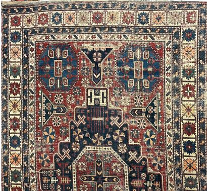 null CHIRVAN KONAGEND, XIXe siècle 

Tapis laine à décor d'un important motif central...