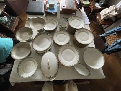 null Importante partie de service de table en porcelaine de Limoges à décor d'une...