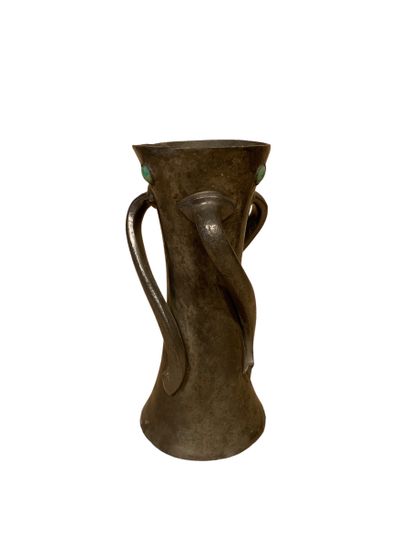 null TUDRIC (XXe siècle) 

Vase en étain flanqué de trois anses mouvementées et de...